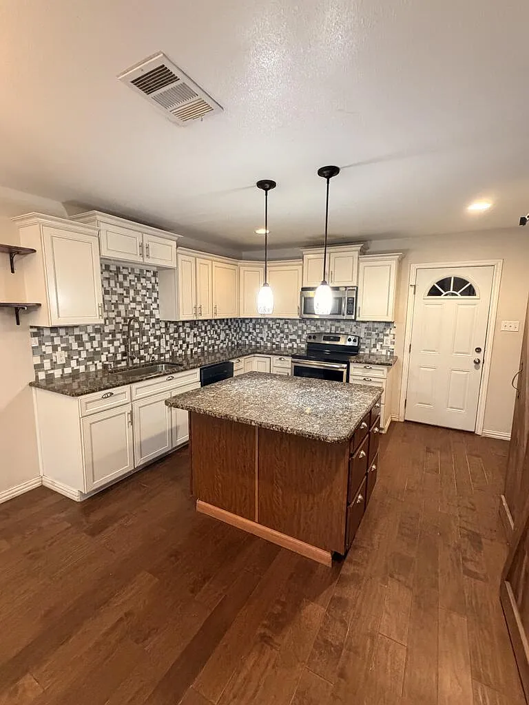 3 bed, 2.0 bath, 1800 sqft, $2,200 — Photo 4