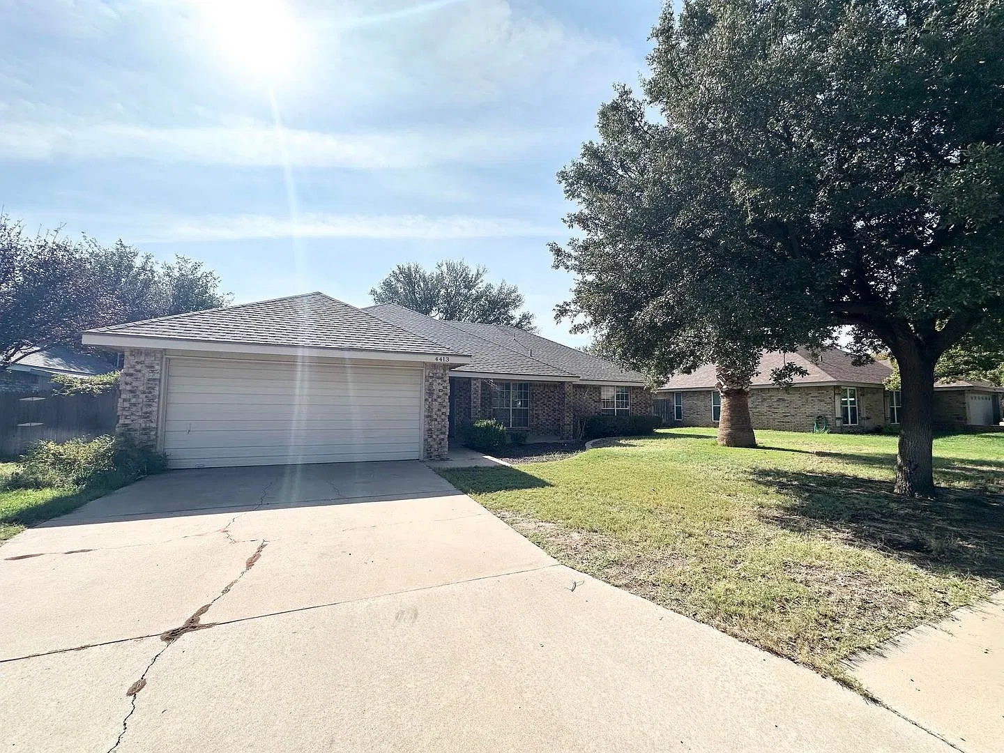 Midland Texas 3 bedroom 2 Bathroom Home Center of Town — Photo 2