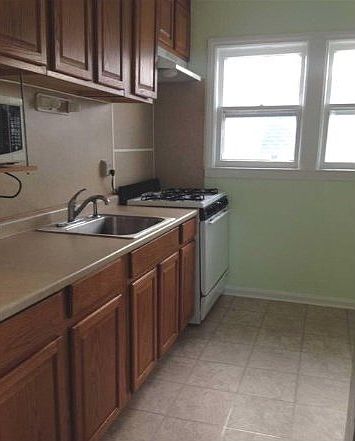 2nd image of 548 W Fulton St