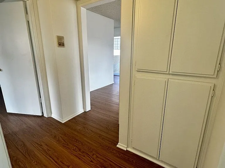 445 E Tujunga Ave — Photo 16