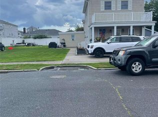 13 Truxton Rd, Island Park, NY 11558