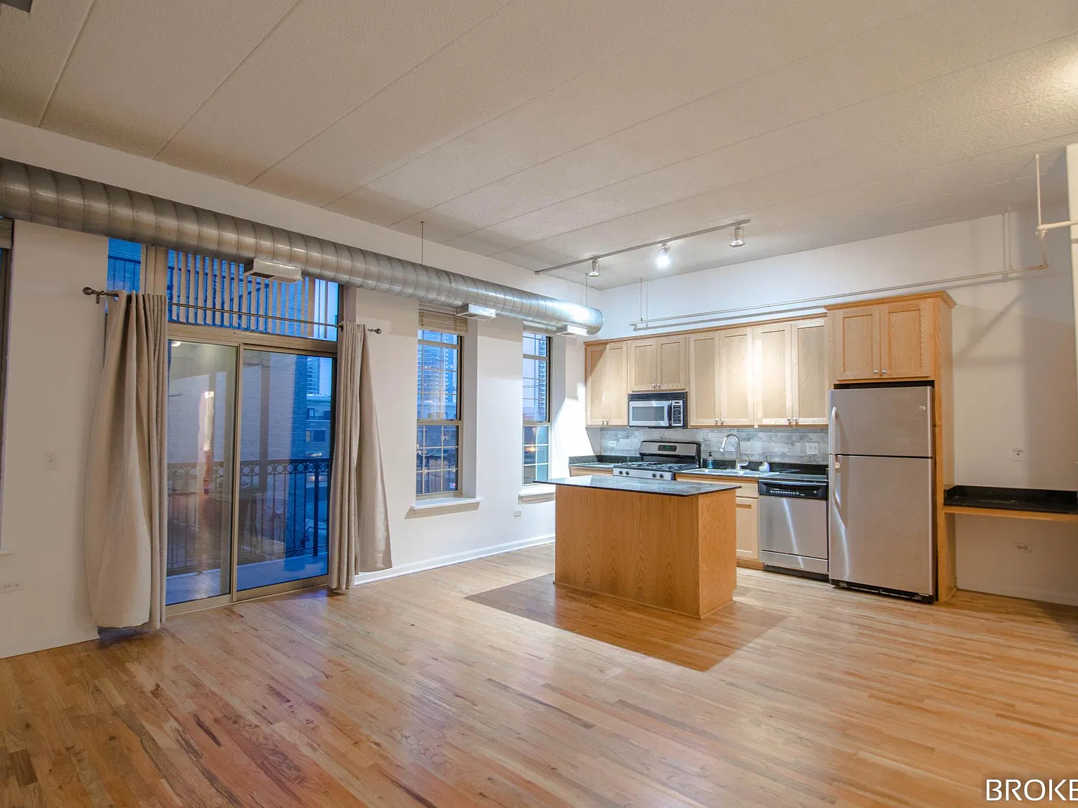 1 bed, 1.5 bath, 800 sqft, $2,400 — Photo 2