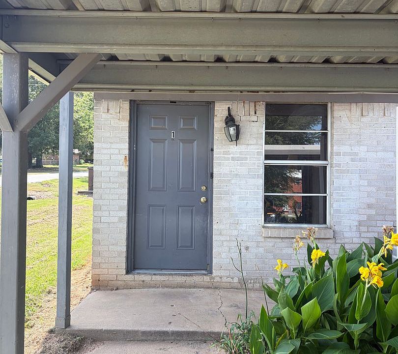 1st image of 300 E Knoxville St APT 1