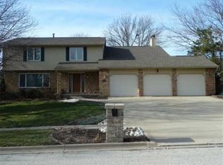 2002 Woodfield Rd, Bloomington, IL 61704