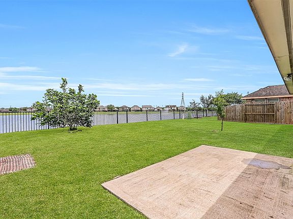 4th image of 318 Lake Line Dr