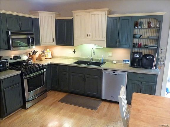 5th image of 9 Pine Woods Dr