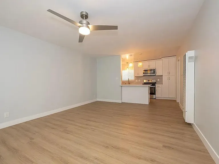 418 N Broadway #418.3 — Photo 9