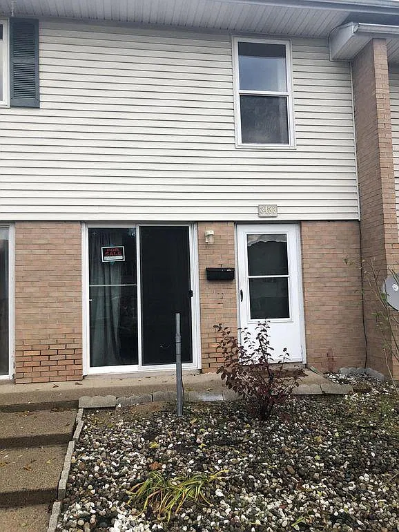 2 bed, 1.5 bath, 930 sqft, $995 — Photo 1