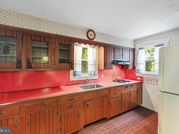 4th image of 109 Akron Ave