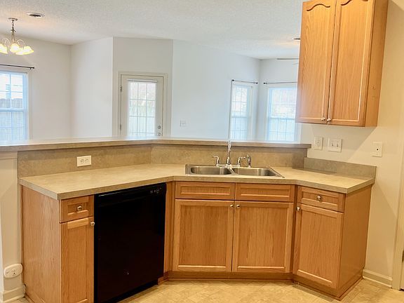 5th image of 990 Ashland Way