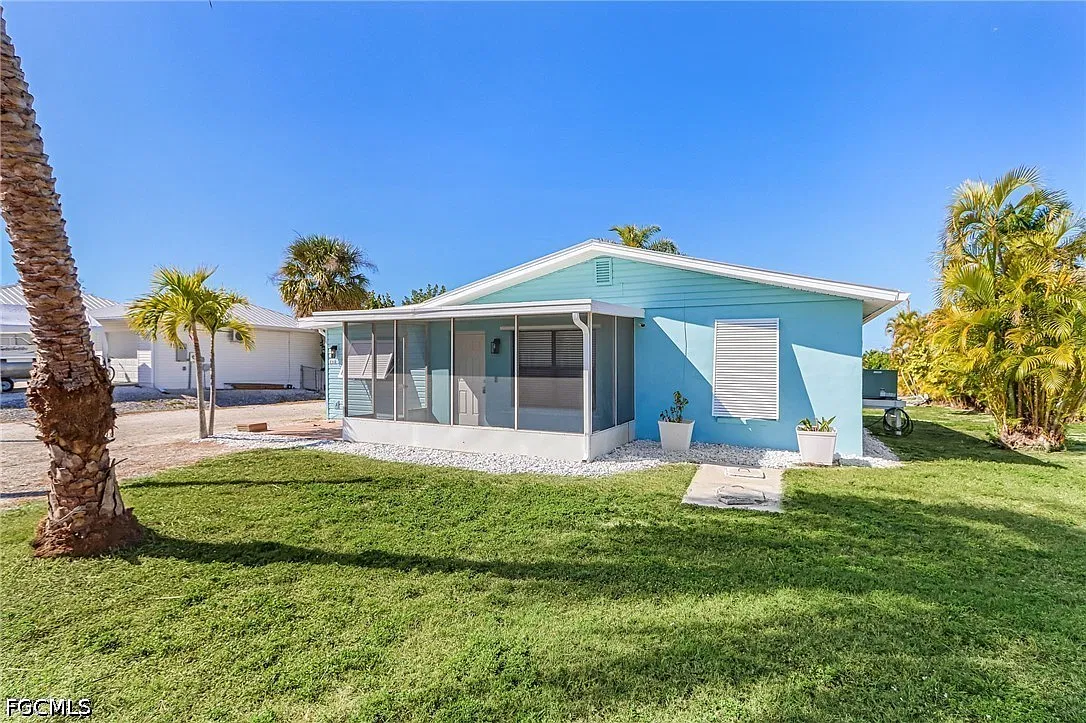 3 bed, 2.0 bath, 1327 sqft, $2,499 — Photo 1