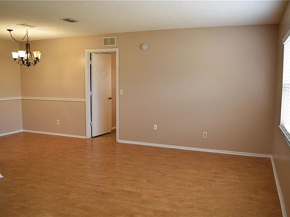 4th image of 403 Long Dr