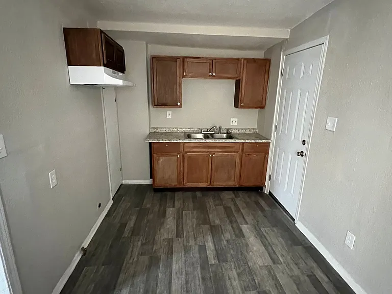 2855 Van Brunt Blvd — Photo 2
