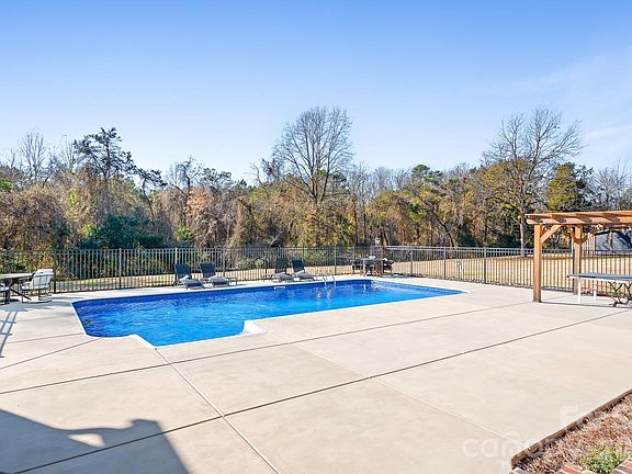 2nd image of 2391 Lee Lawing Rd