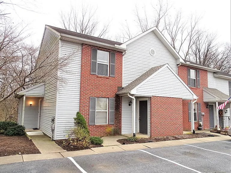 79 Hilldale Dr — Photo 1