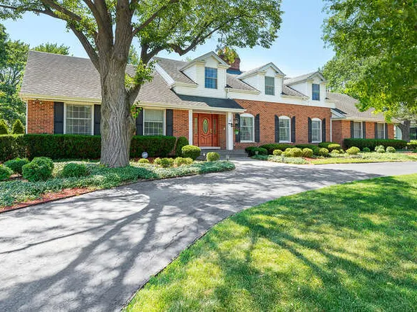 30 Windsor Dr, Oak Brook, IL 60523