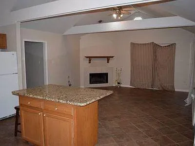 Building Photo - 1215 Sharlo Ave
