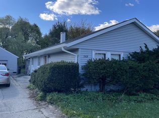 749 Navajo Dr, Carpentersville, IL