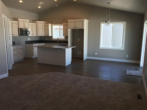 Family room/kitchen/n/dining