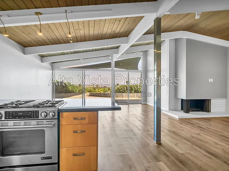 2569 Loring St — Photo 10