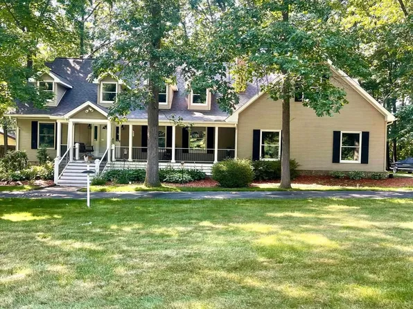 9490 Whispering Pines Dr, Saline, MI 48176