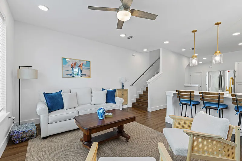 5 bed, 5.0 bath, 2400 sqft, $6,800 — Photo 3