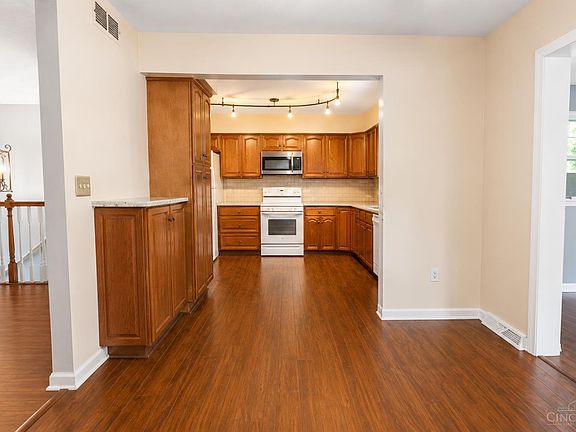 3rd image of 550 Melissa Dr