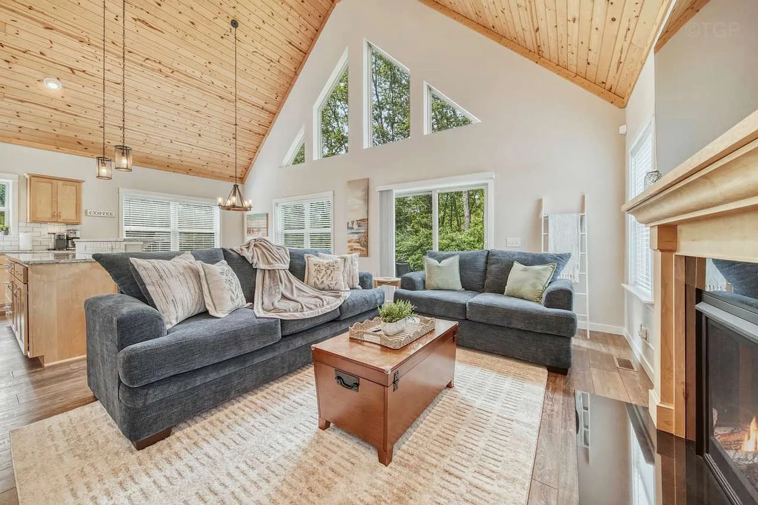 3 bed, 2.0 bath, 2185 sqft, $7,043 — Photo 1