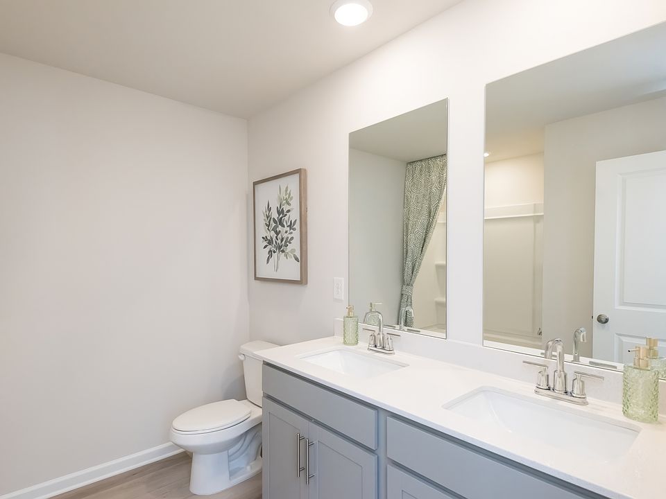 A spacious shared bathroom for two secondary bathrooms.