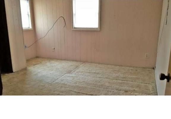 5th image of 111 E Locust St