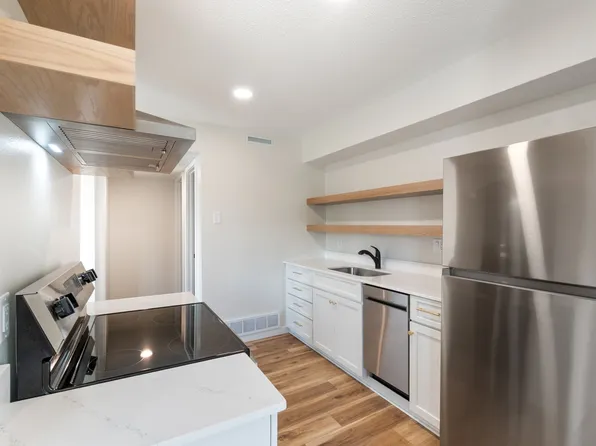 814 E 18th St #815, Cedar Falls, IA 50613