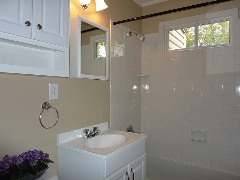 931 E 37th Pl — Photo 7