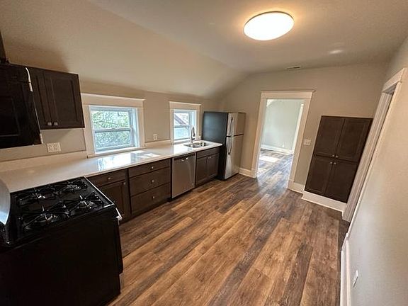 3rd image of 527 Pearl St #2