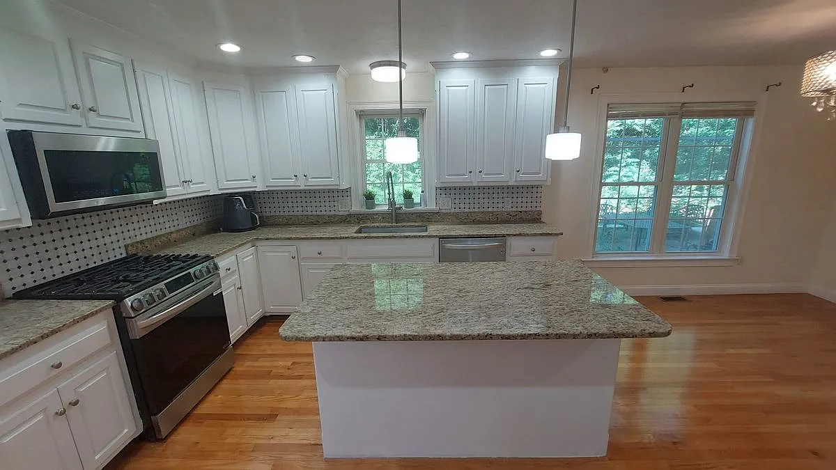 5 bed, 3.5 bath, 2419 sqft, $6,500 — Photo 2