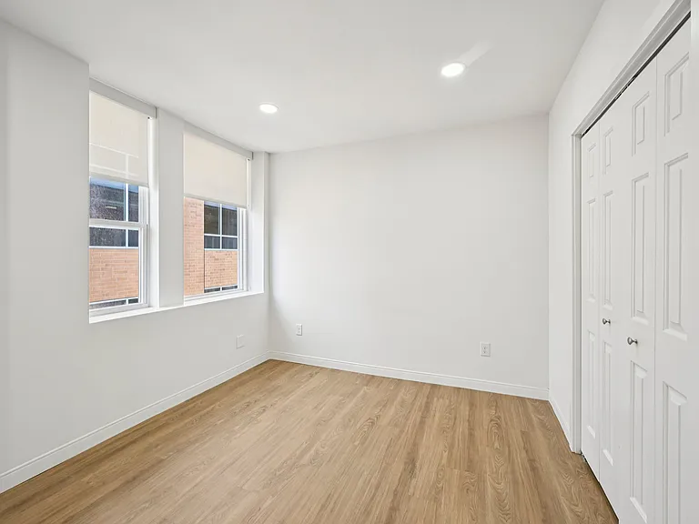 Hamilton Apartments — Photo 32