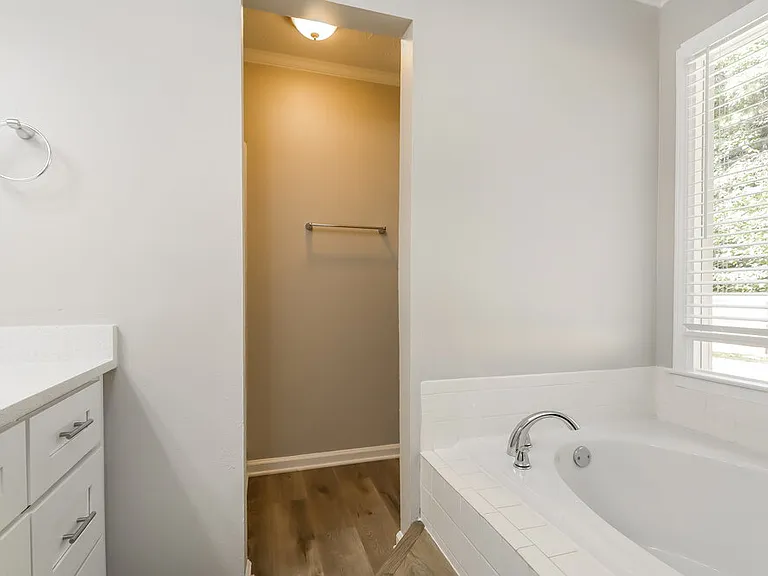 35 Riverside Ct — Photo 11