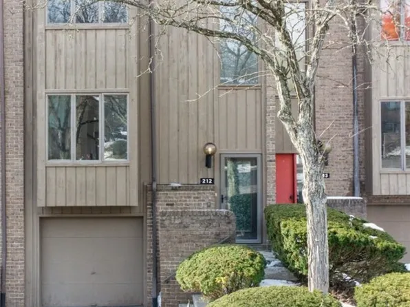 212 Pine Ct, Pittsburgh, PA 15237