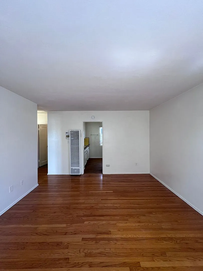 Charming 2-bedroom, 1-bath apartment located in the heart of Normal Heights — Photo 3