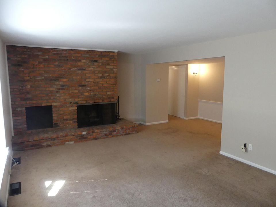 Living Room (before new carpet)