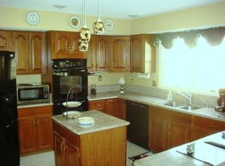 9522 Crosspointe Dr, Fairfax Station, VA 22039
