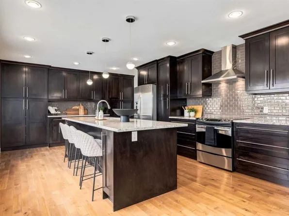176 NE Mapleburn Dr SE, Calgary, AB T2J 1Y6