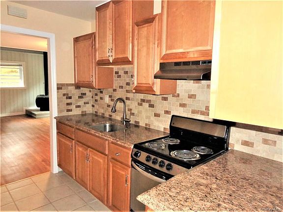 2nd image of 3252 Amelia Dr