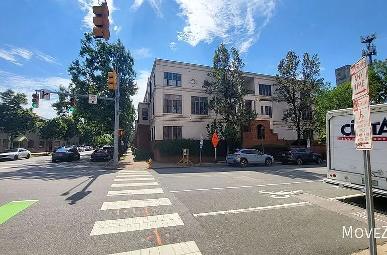208 E Davie St — Photo 45