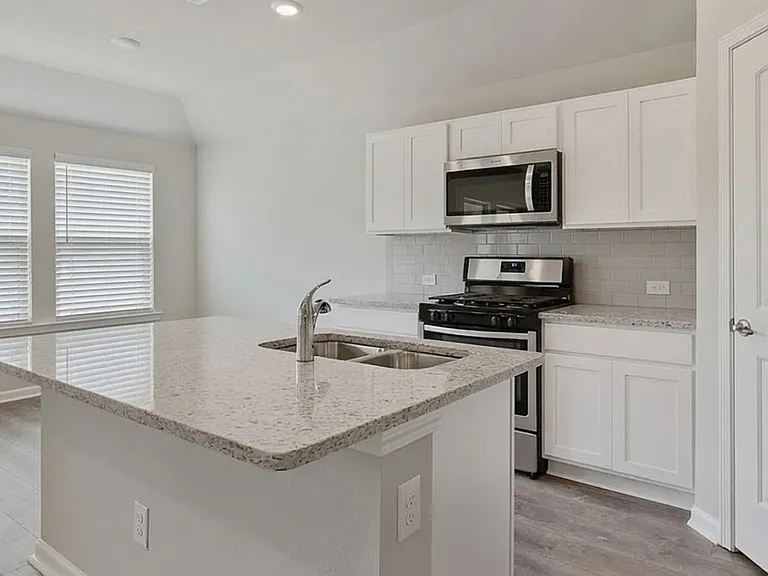 248 Paisley Pkwy — Photo 6
