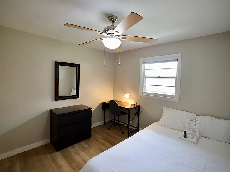 1534 N Woodburn Ave — Photo 37
