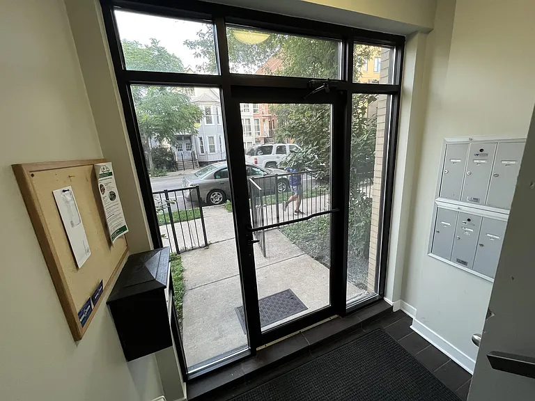 1844 N California Ave — Photo 18