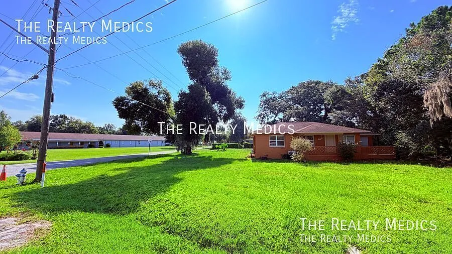 Charming 2-Bedroom Duplex Home With Water, Laundry, & Lawn Care Included! — Photo 3