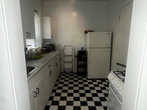 5th image of 4008 N Kenmore Ave APT 1S