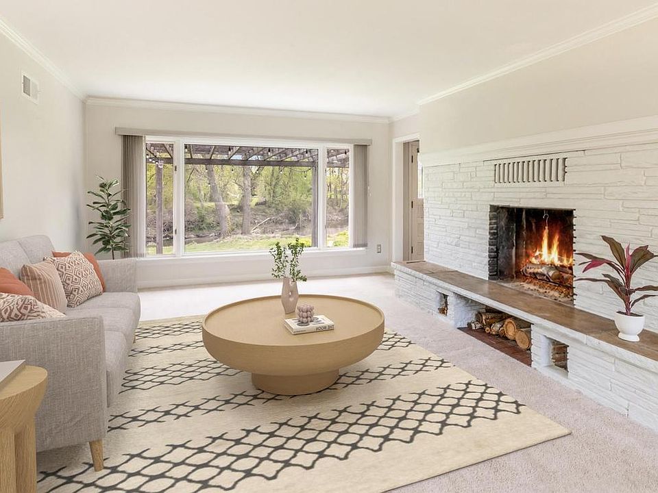 1st image of 821 W Montclaire AVENUE