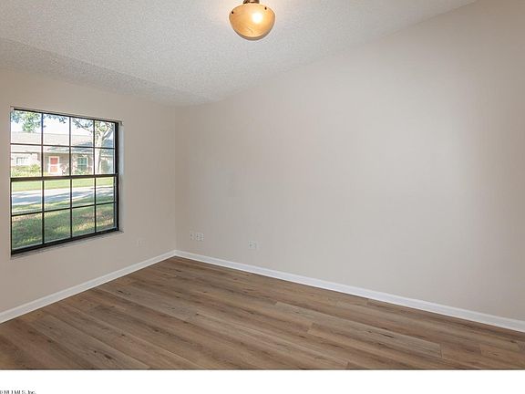 5th image of 559 Lazy Meadow Dr E